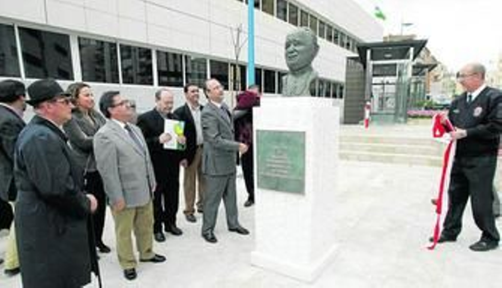 El busto, realizado por la artista almeriense Clara Cuéllar, pesa 432 kilos.