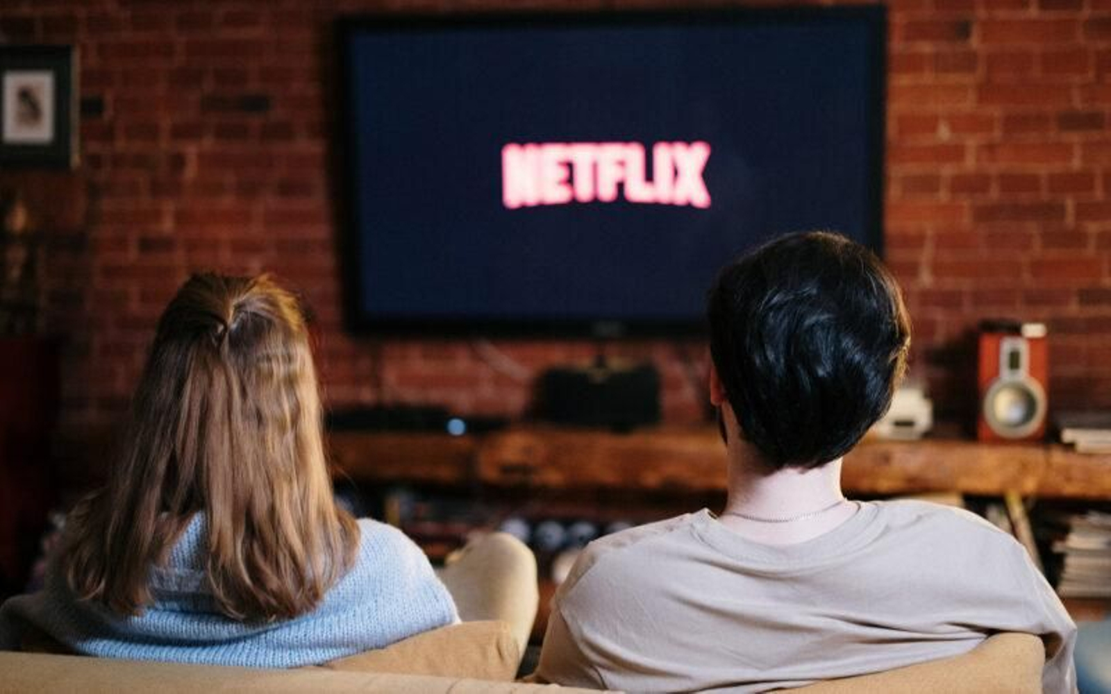 Un par de adolescentes viendo Netflix