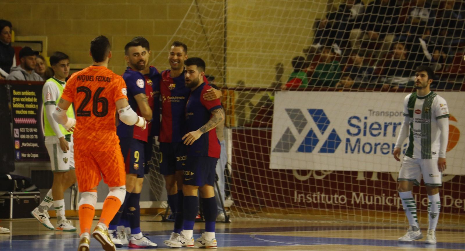 Los jugadores del Barça festejan el gol de Antonio en presencia de Lluc.