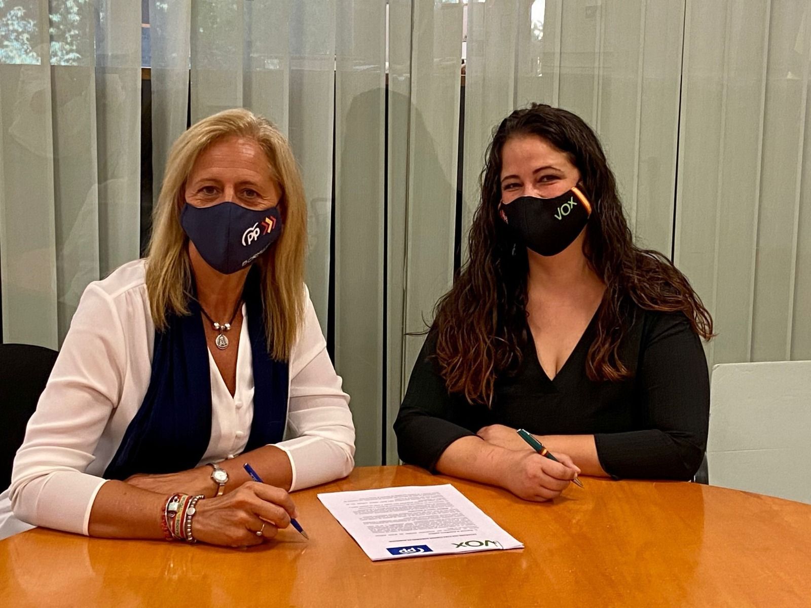 La portavoz del PP en Bormujos, Lola Romero, y la de Vox, Carmen Cariciolo, en una imagen difundida por ambas formaciones tras la firma de su acuerdo.