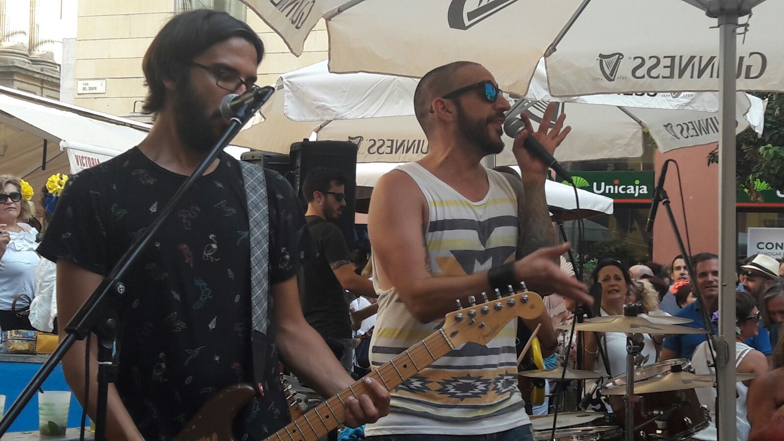 Mr. Proper, ayer, en su concierto en la Plaza del Obispo durante la Feria de Málaga.