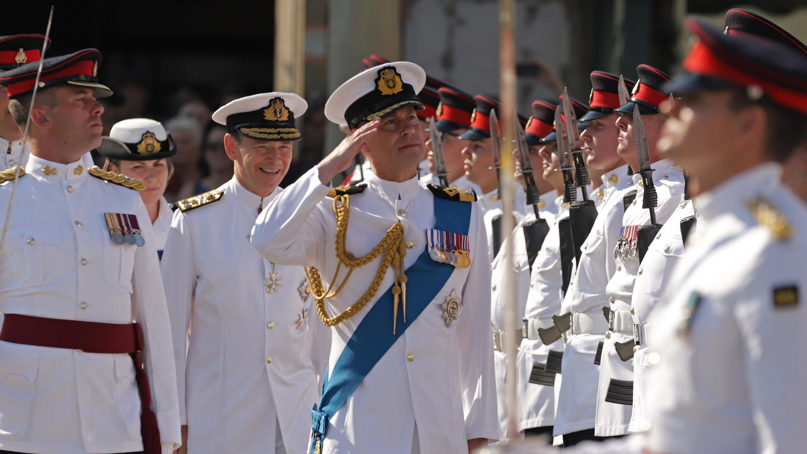 El príncipe Eduardo de Wessex, durante el desfile militar en Casamates.