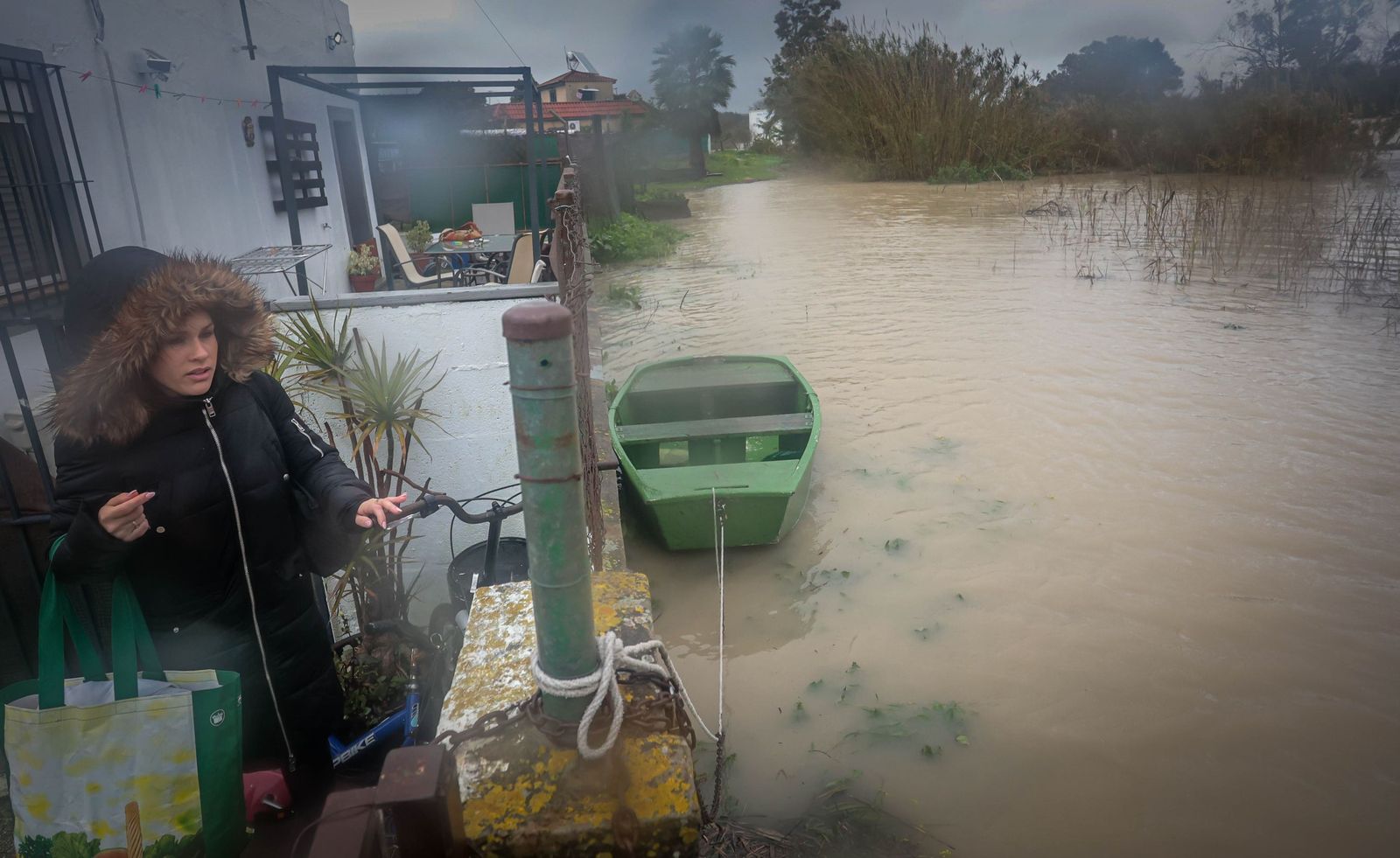 Elisabeth, tras recoger ropa de su vivienda en La Corta de la que fue desalojada hace tres días, muestra la cercanía del río a las viviendas.