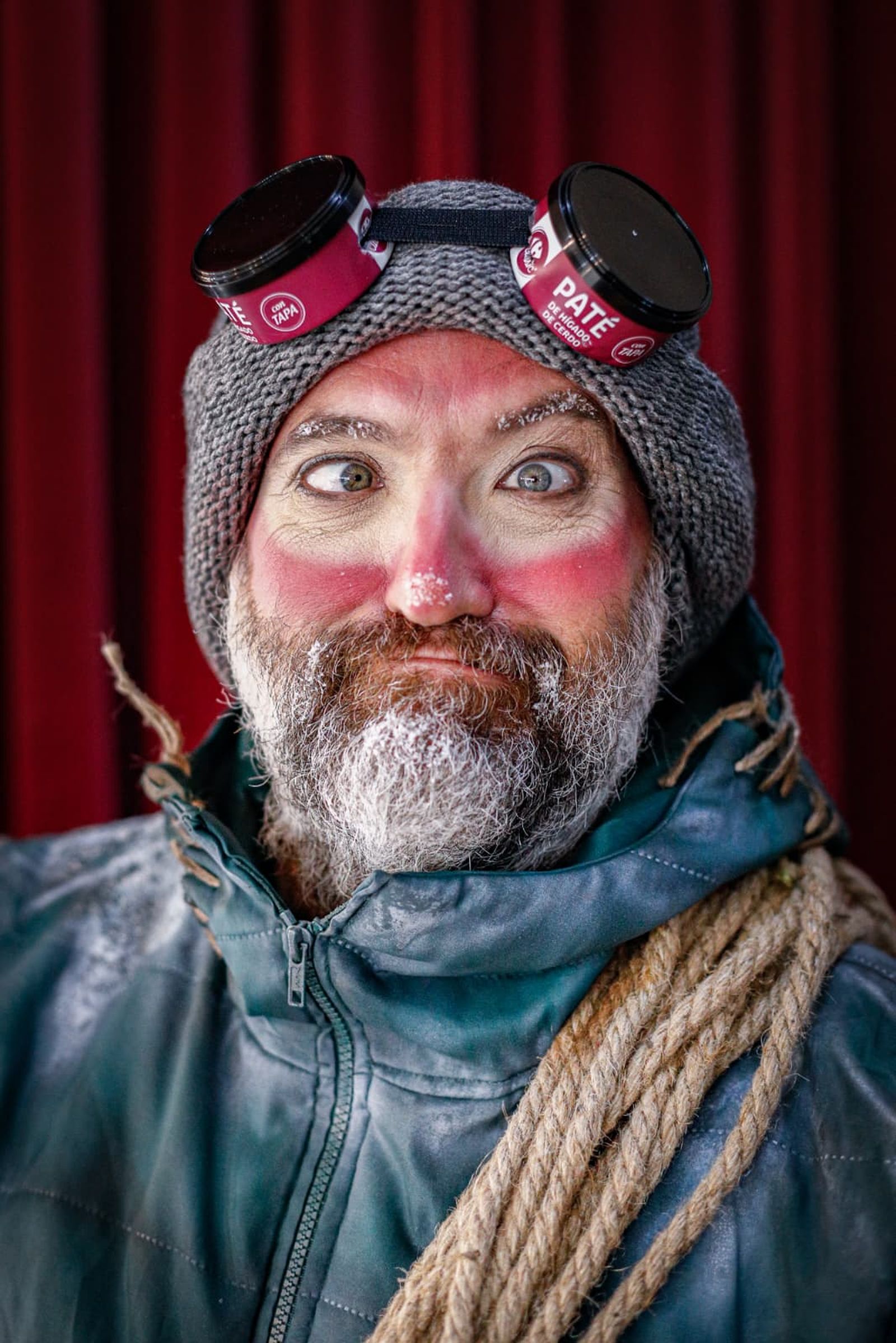 Ángel Gago con las gafas de alpinista hecha de latas de paté.