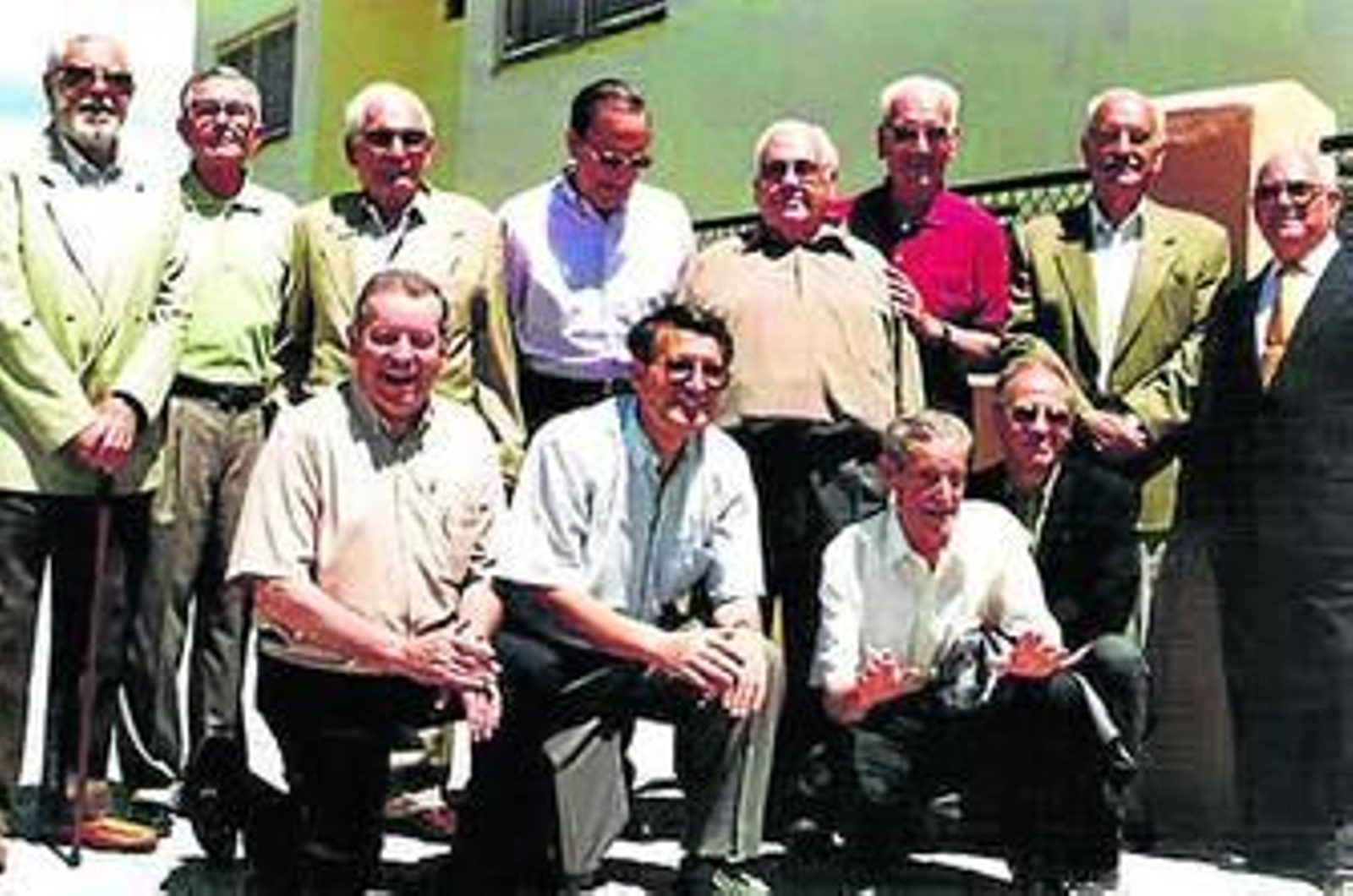 José Cepero, en el centro (de pie), junto a otros profesores del Instituto Laboral en 1999.