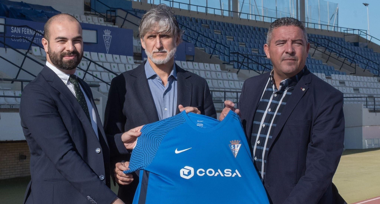 Pablo Alfaro posa con la camiseta del San Fernando, junto al presidente Louis Kinziger y el director deportivo David Vizcaíno.