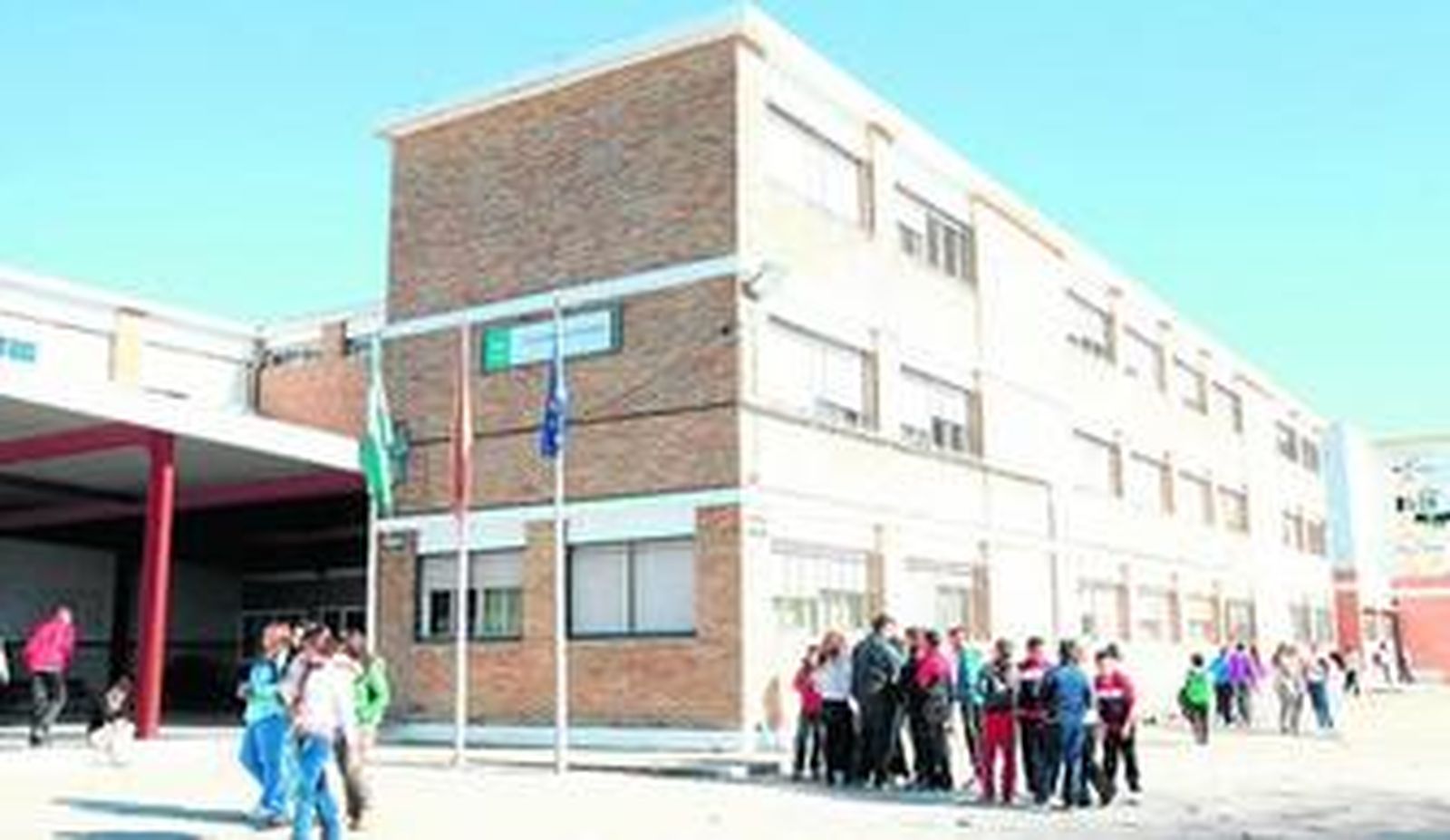 Vista exterior de las instalaciones del centro tomada desde el patio de recreo.