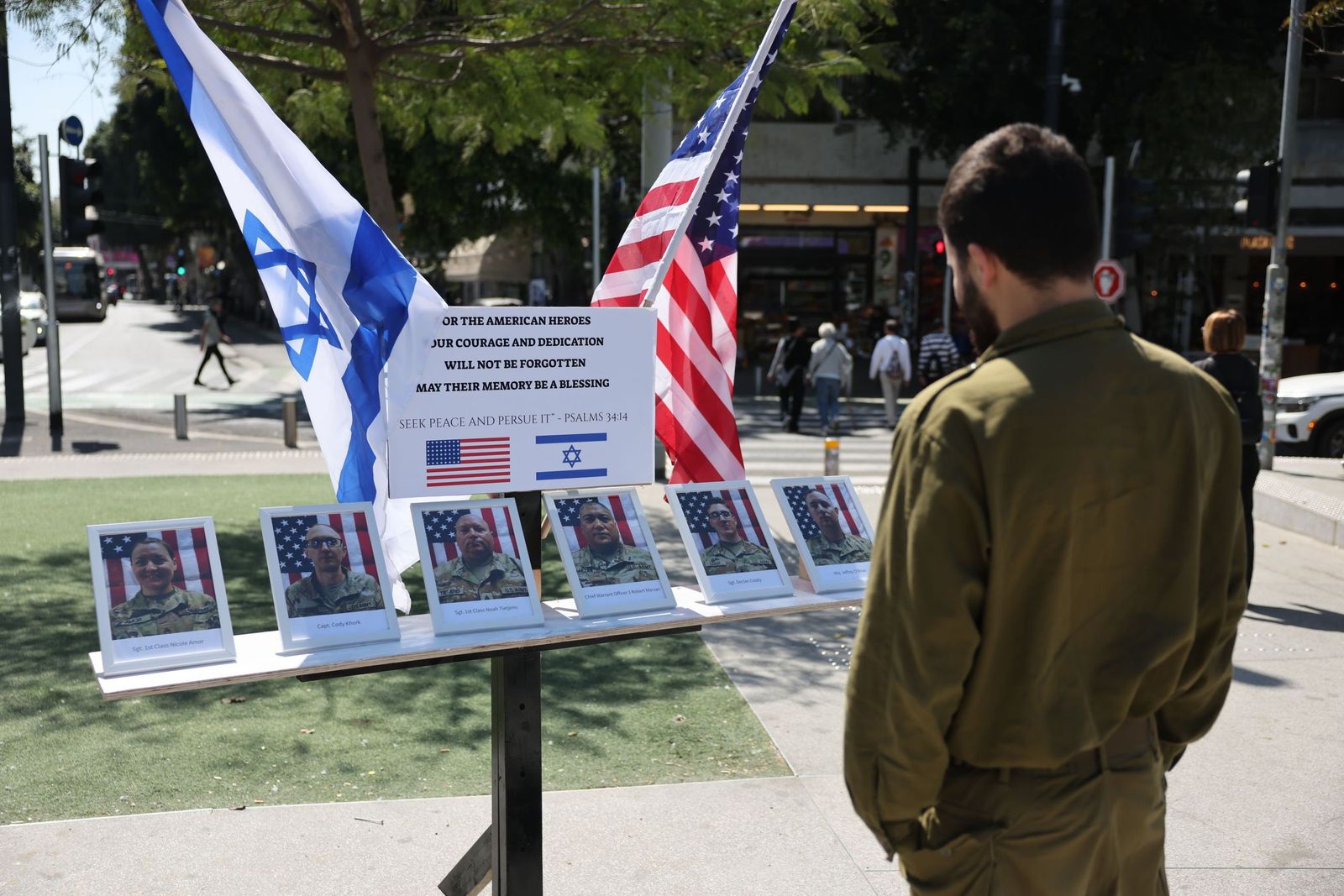 Un soldado israelí observa un memorial por los militares estadounidenses caídos en la guerra en Tel Aviv.
