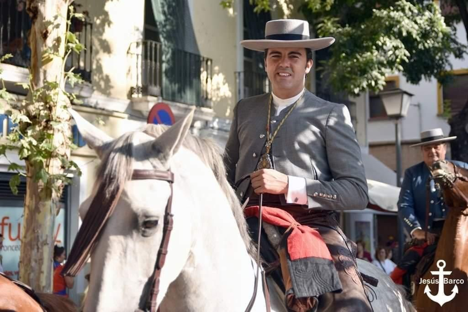 Mario Niebla del Toro, durante una romería, integrando la caballería del Rocío de la Macarena.
