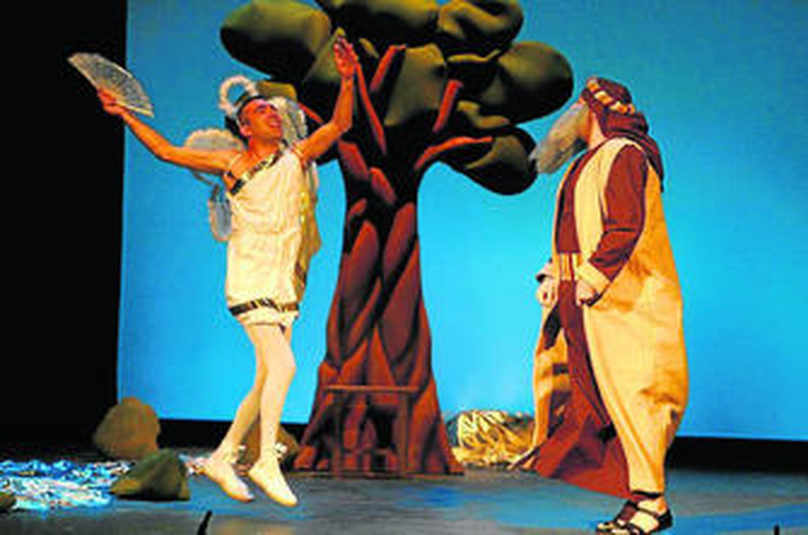 Carlitos Mení como ángel anunciador y Javier Serrano de San José en una representación de la pasada Navidad.