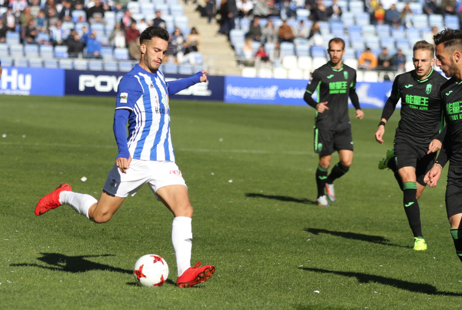 Lazo golpea el balón en el encuentro contra el Granada B de la primera vuelta.