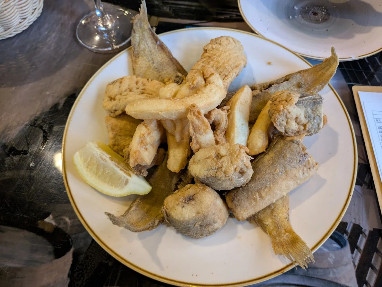 Taberna der Guerrita (típica bodega de Sanlúcar). Más de 1.200 vinos y cocina sanluqueña de pescaíto frito