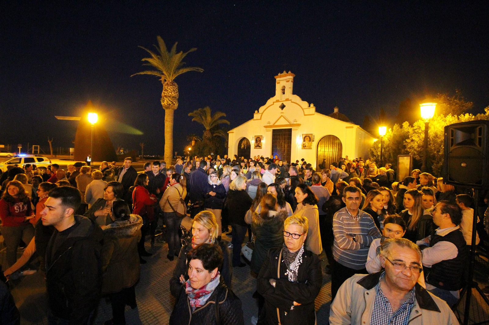 La concentración para pedir un nuevo párroco en Moguer, en imágenes