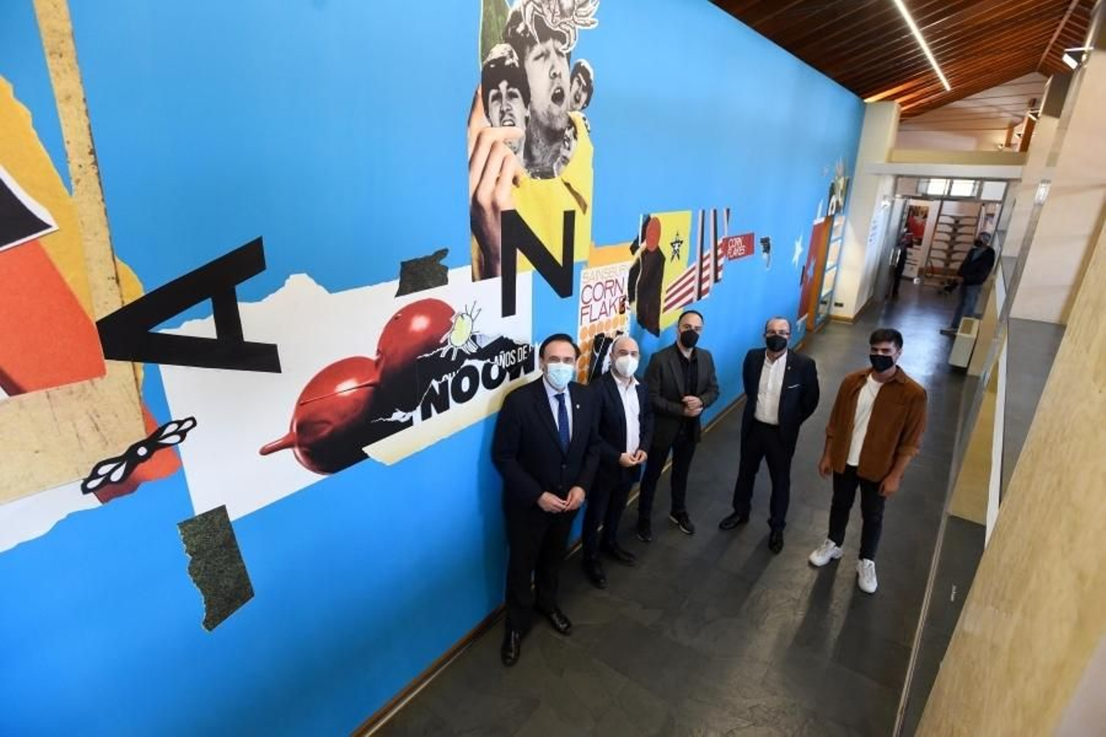 Asistentes a la inauguración de la exposición.