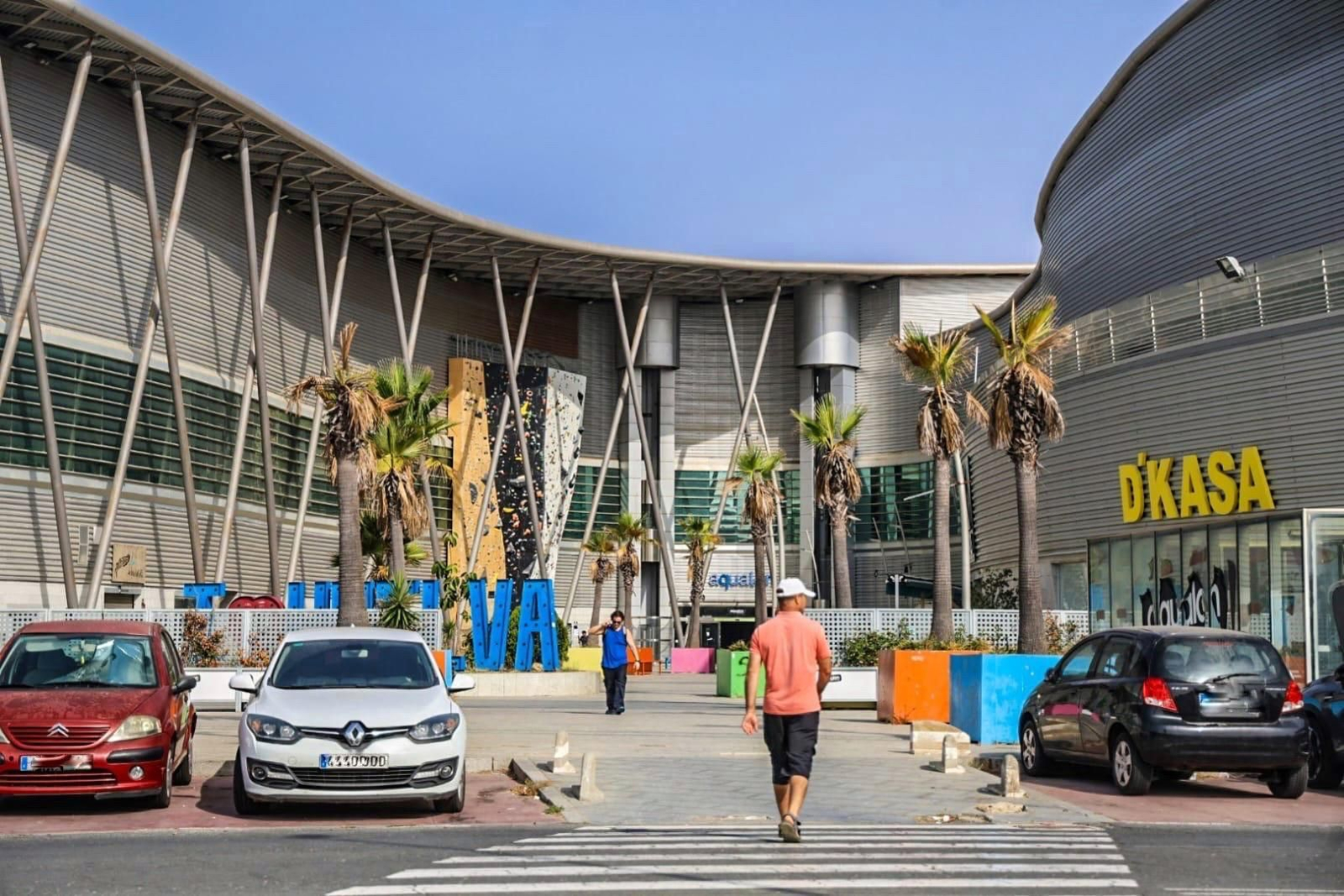Exterior del centro de ocio Aqualon, en Huelva, hace unos días.