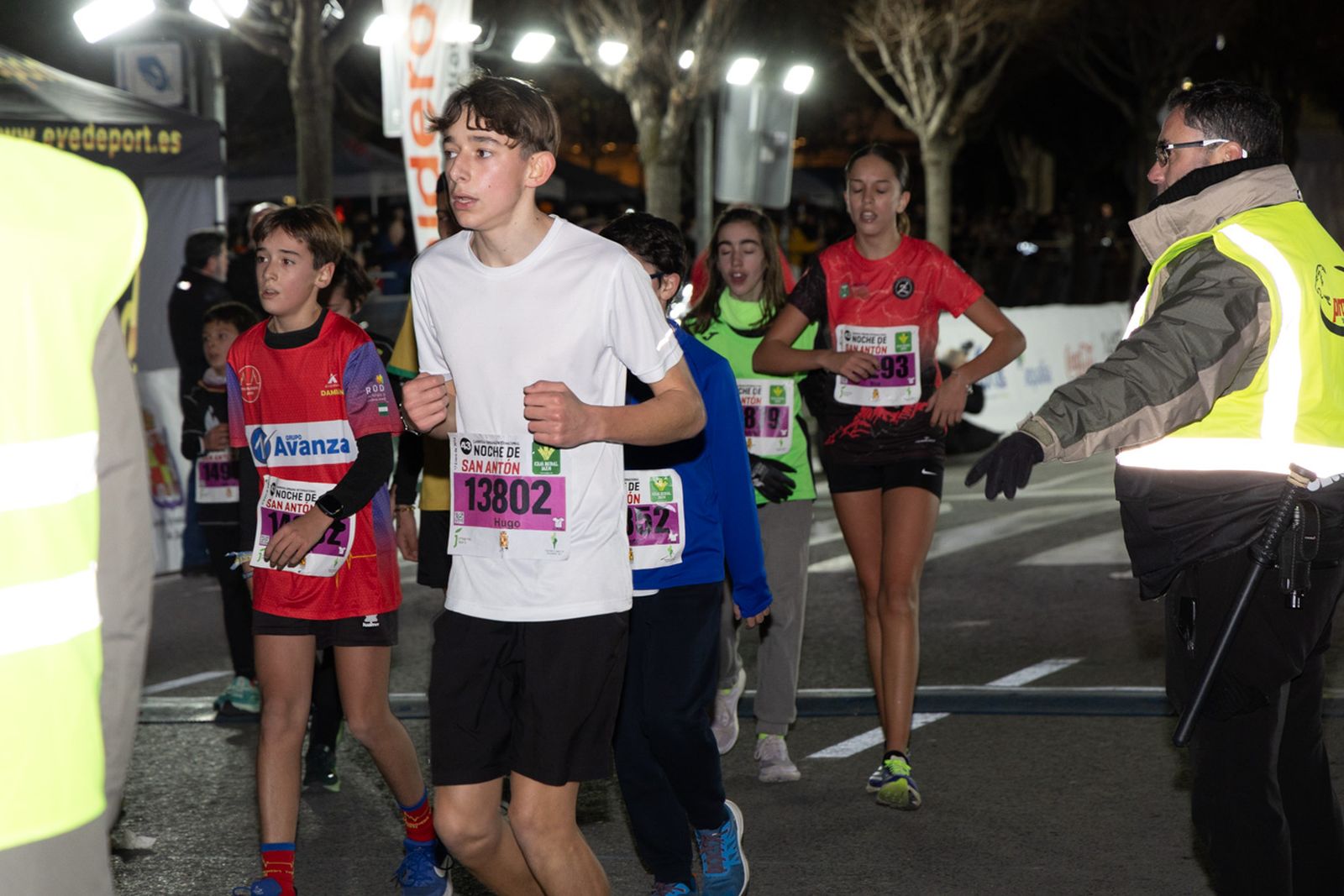 En imágenes: 2.000 atletas brillan con luz propia en la infantil de la Carrera de San Antón 2026