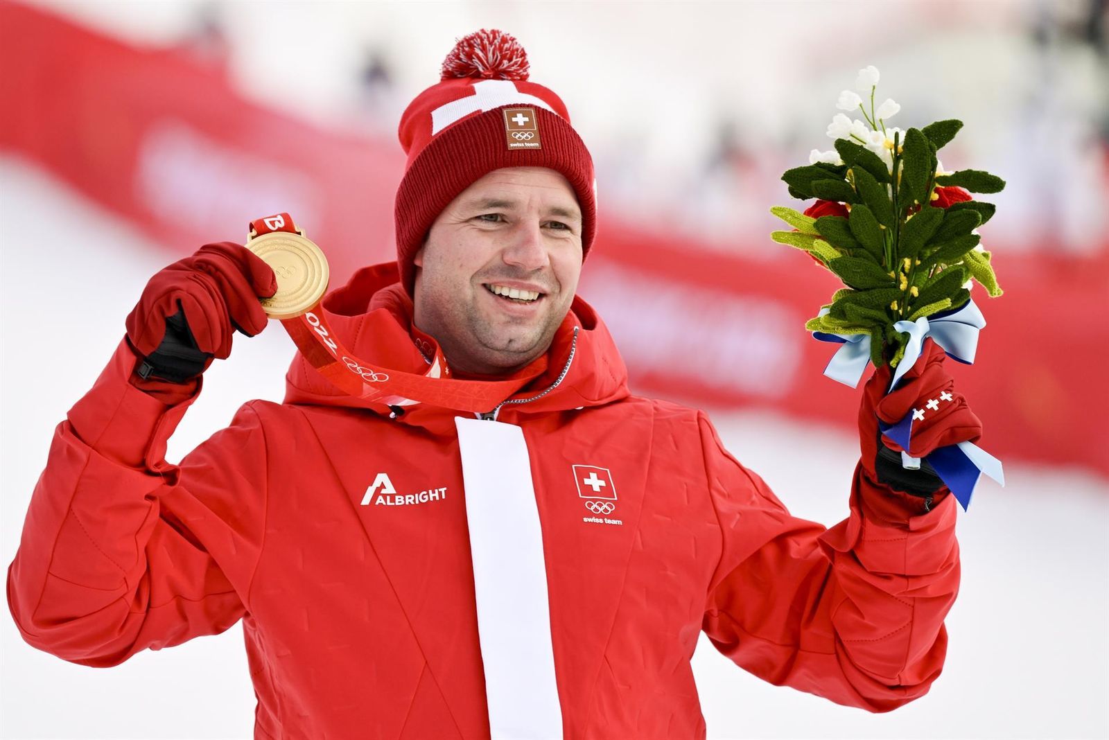 Beat Feuz posa con la medalla de oro de Pekín 2022.