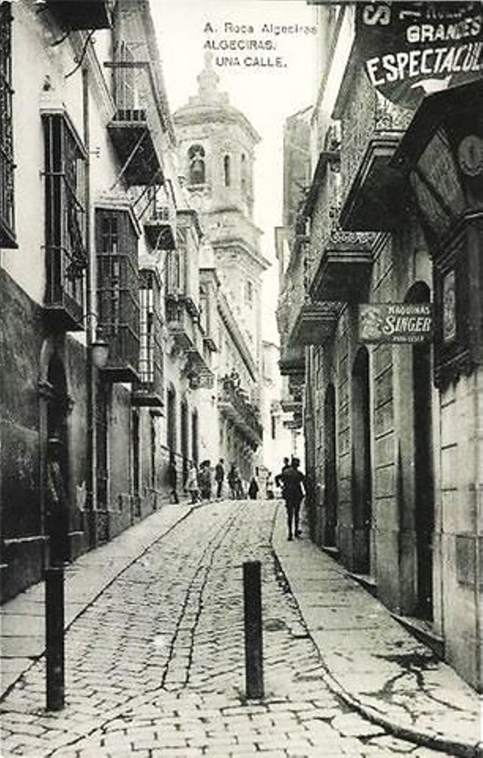 A la derecha, el antiguo establecimiento de Maquinas de Coser Singer, en en callejón del Ritz.