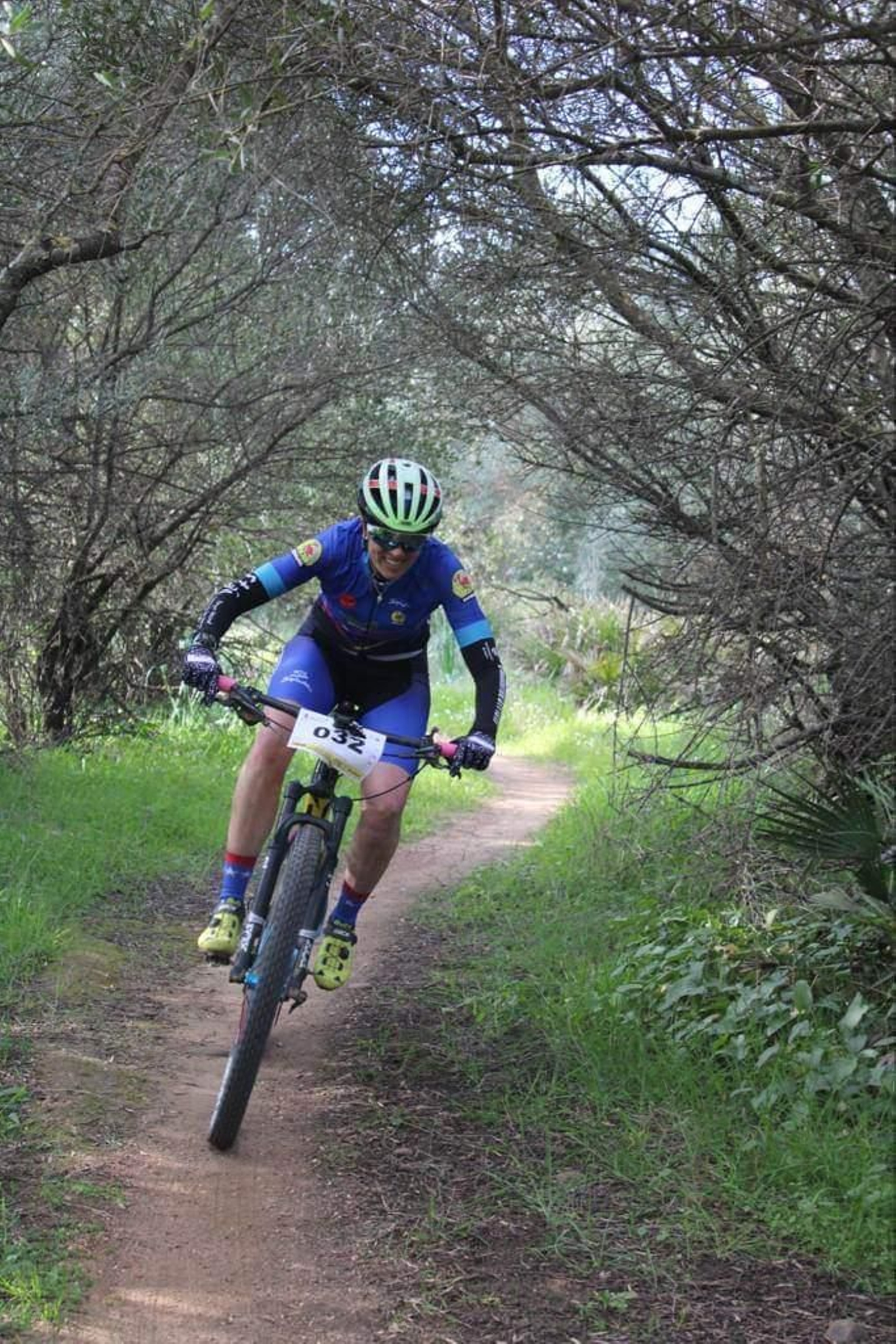 La corredora, en pleno esfuerzo.