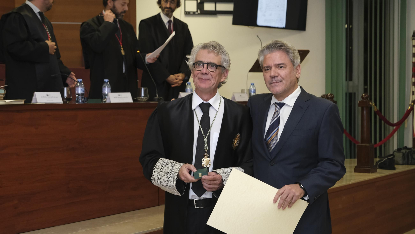 Entrega de insignias de 25 años de colegiado en el Colegio de Abogados de Almería, en imágenes