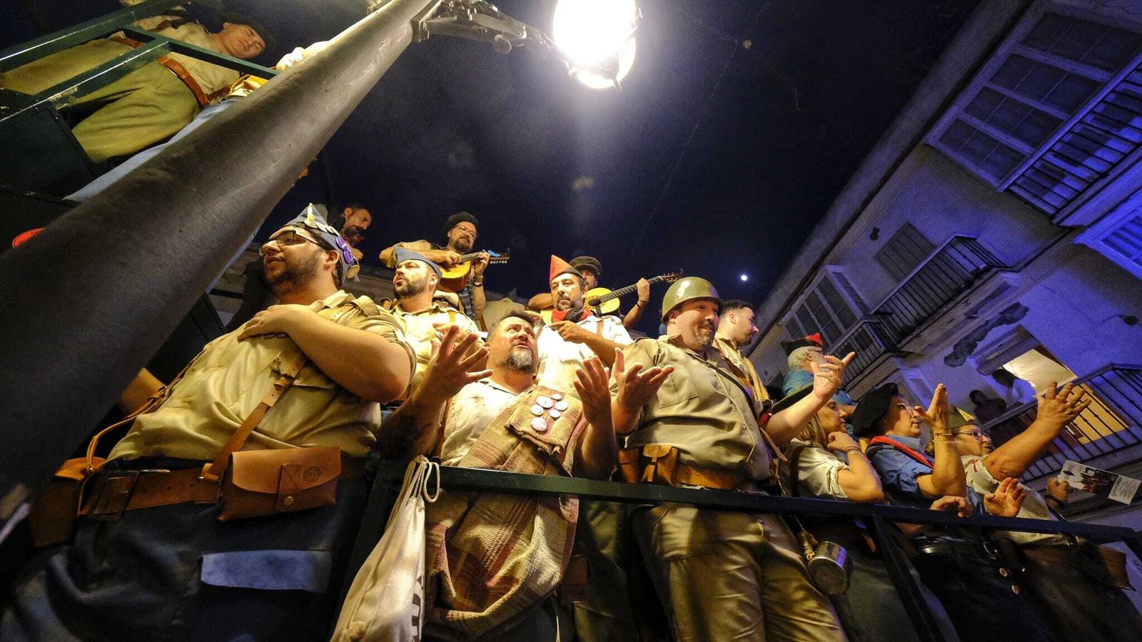 La noche del viernes de Carnaval en Cádiz, en imágenes
