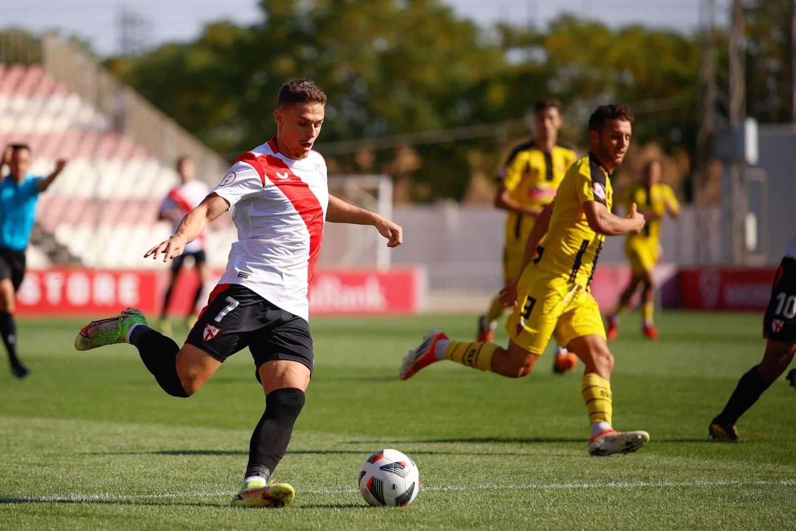 Nacho Quintana intenta una jugada por la banda derecha.