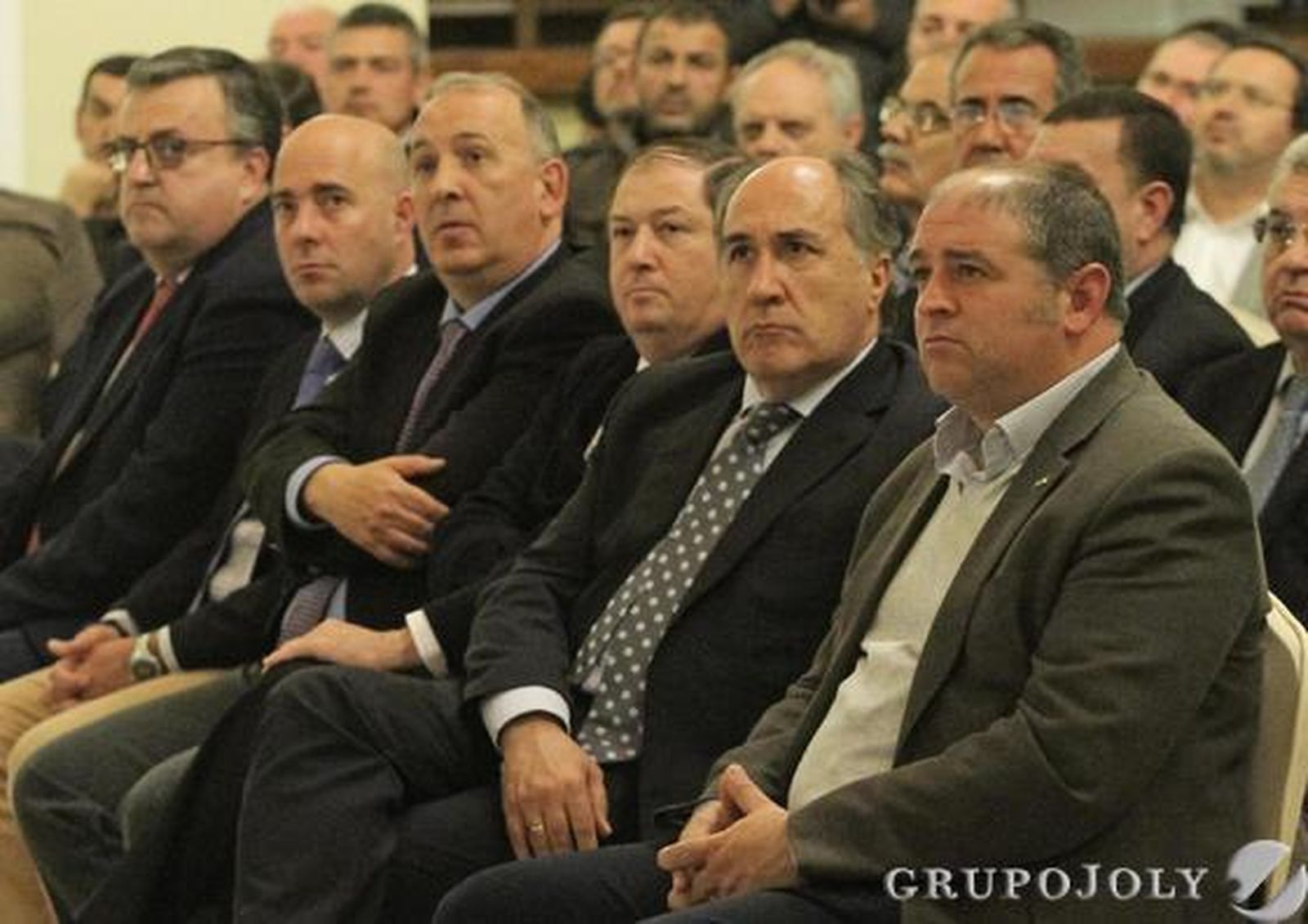 De derecha a izquierda: Romero,Landaluce, Montesinos, Núñez, Macías y Gavino siguen la conferencia de Javier Lancha con atención.

Foto: Erasmo Fenoy