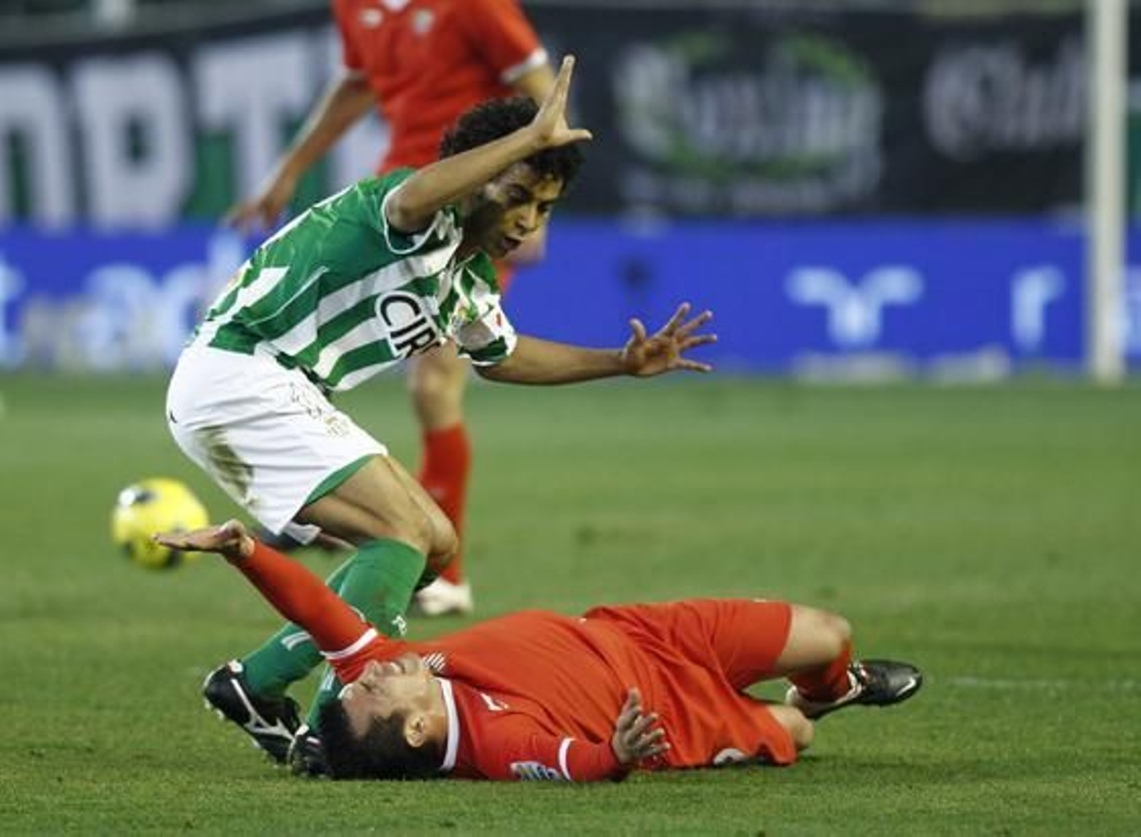 Betis y Sevilla empatan en el Benito Villamarín (1-1). / Antonio Pizarro