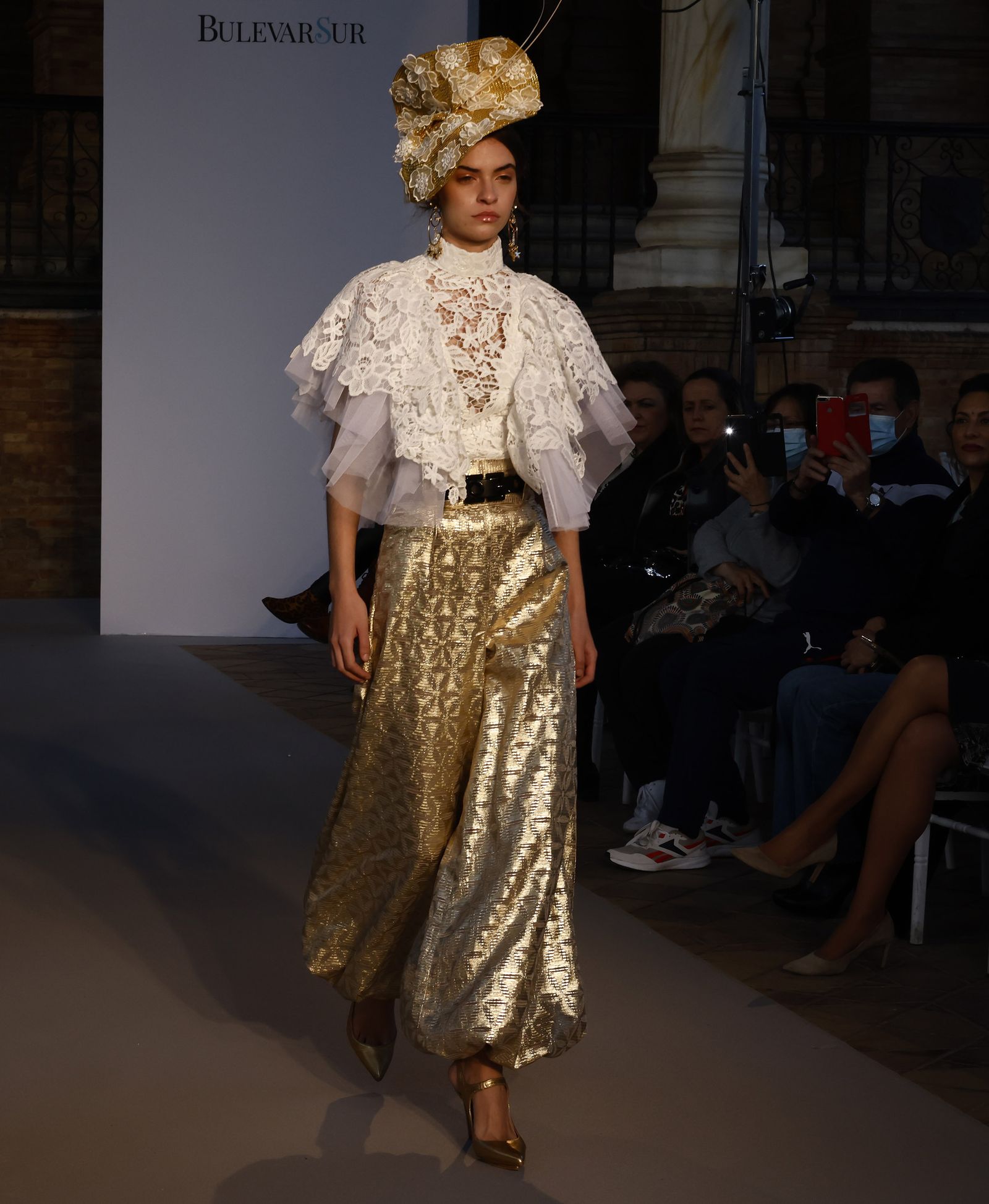 Las tendencias en vestidos de novia e invitada de la pasarela SIQ, en fotos