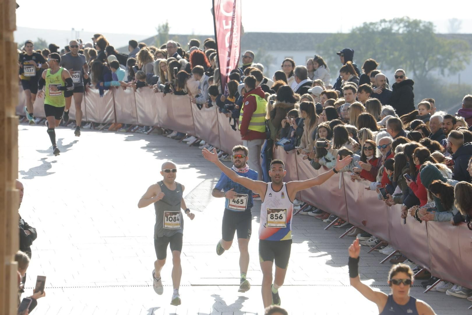 Media Maratón de Córdoba 2023: La gloria de cruzar la Puerta del Puente, en imágenes