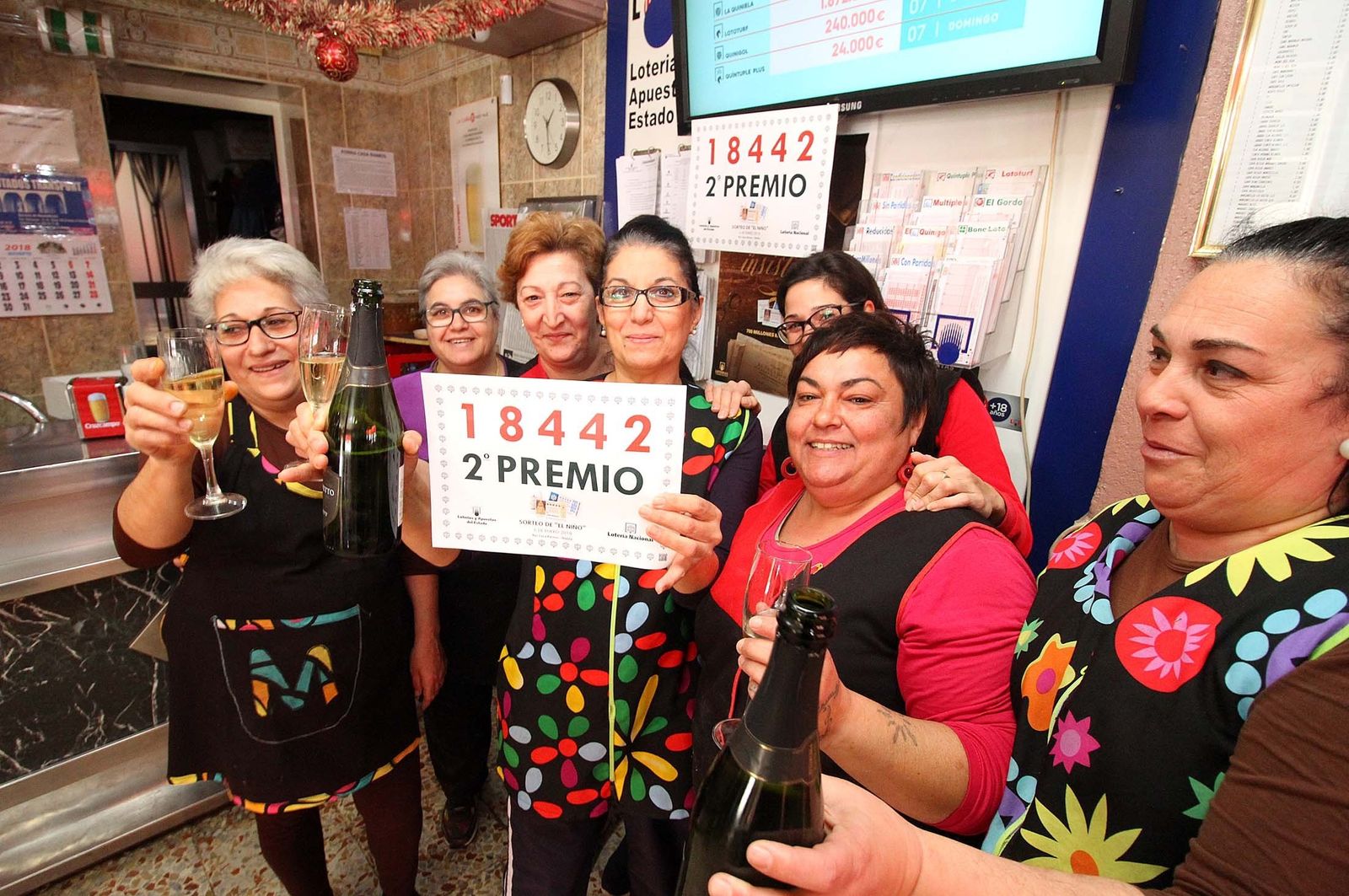 Propietarias y trabajadoras del bar Casa Ramos, en la avenida de Andalucía de Niebla, celebran que el premio haya recaído en cuatro clientes del negocio.