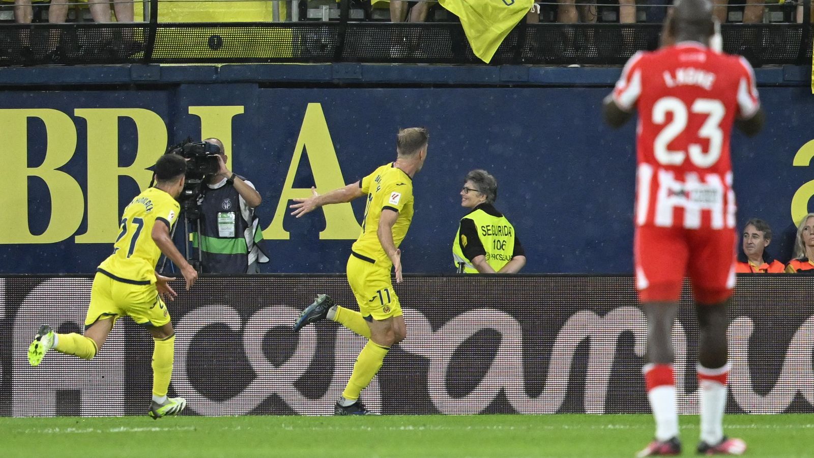 Koné, desenfocado, se lamenta tras el 2-1 de Sorloth