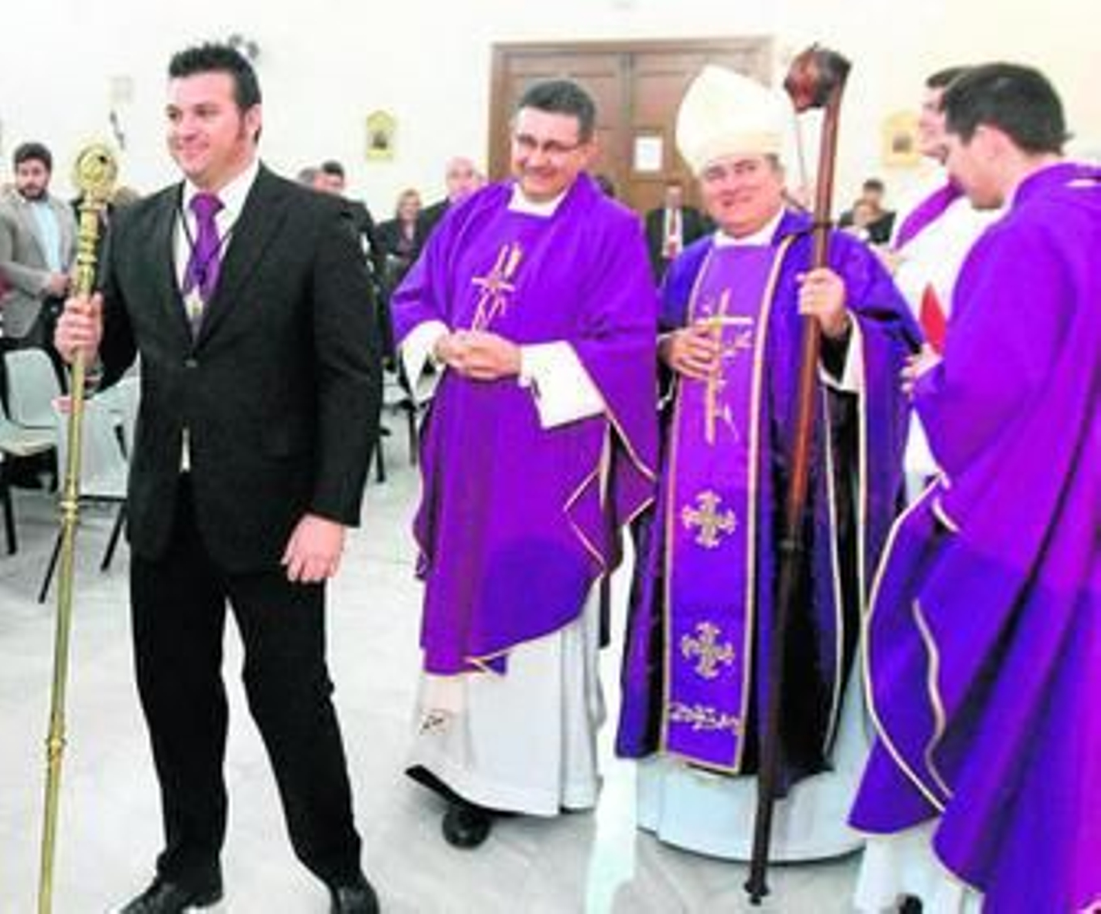 El obispo junto al párroco de los Dolores y el hermano mayor de la Pasión, David Dormido.
