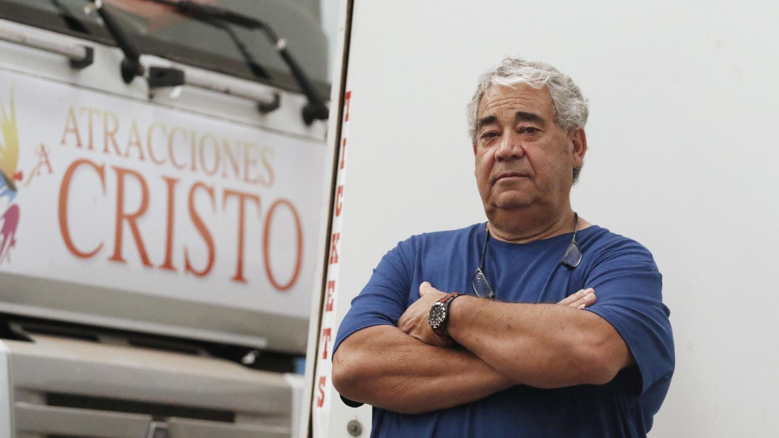 Rafael Ángel Cristo, junto a su camión en Lucena.