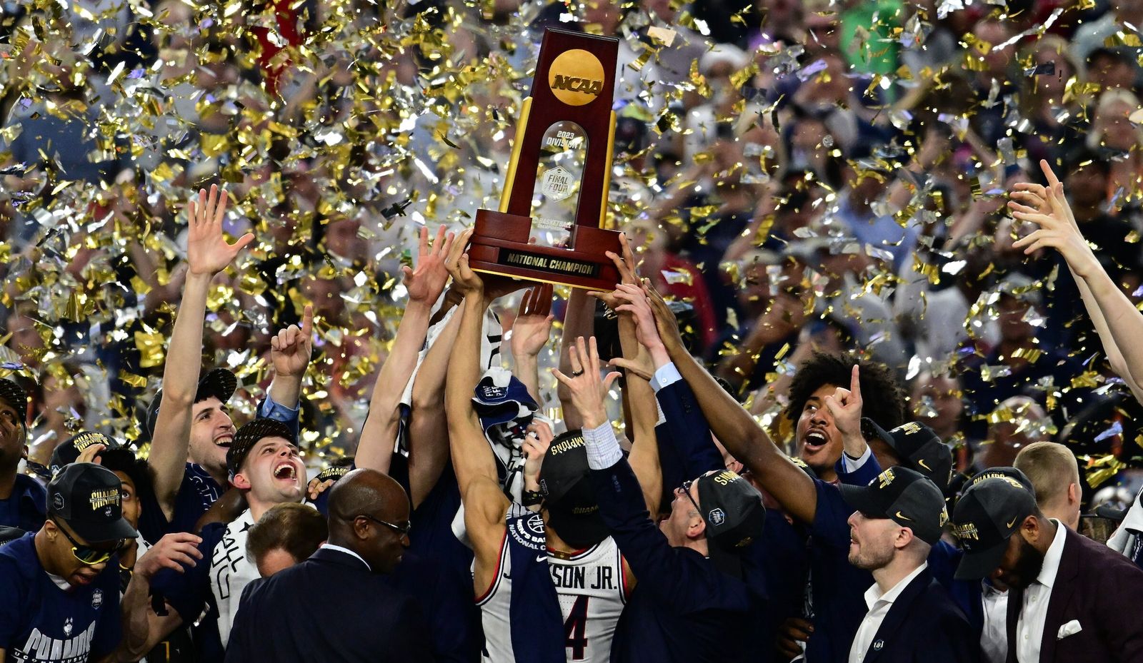 Los jugadores de UConn celebran el prestigioso título universitario en Houston.