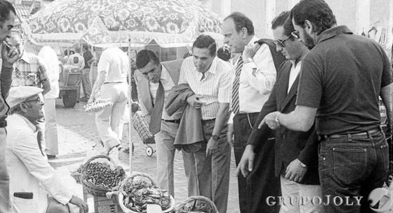 Ante un vendedor de marisco, en la calle Libertad de Cádiz, con José Ramón del Río, entre otros.

Foto: Joaquín Hernández Kiki