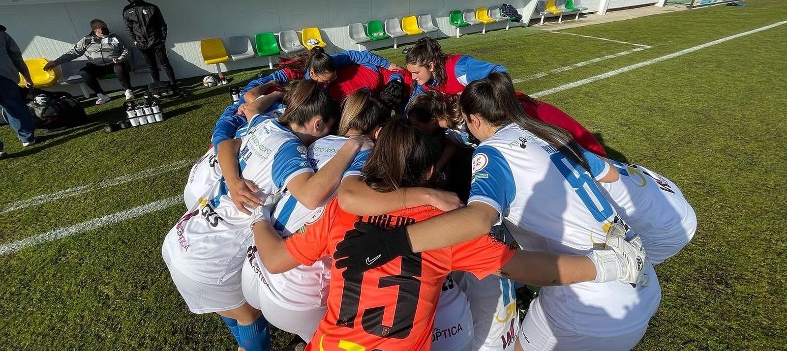 Las jugadoras del Pozoalbense hacen piña antes de un partido de este curso.