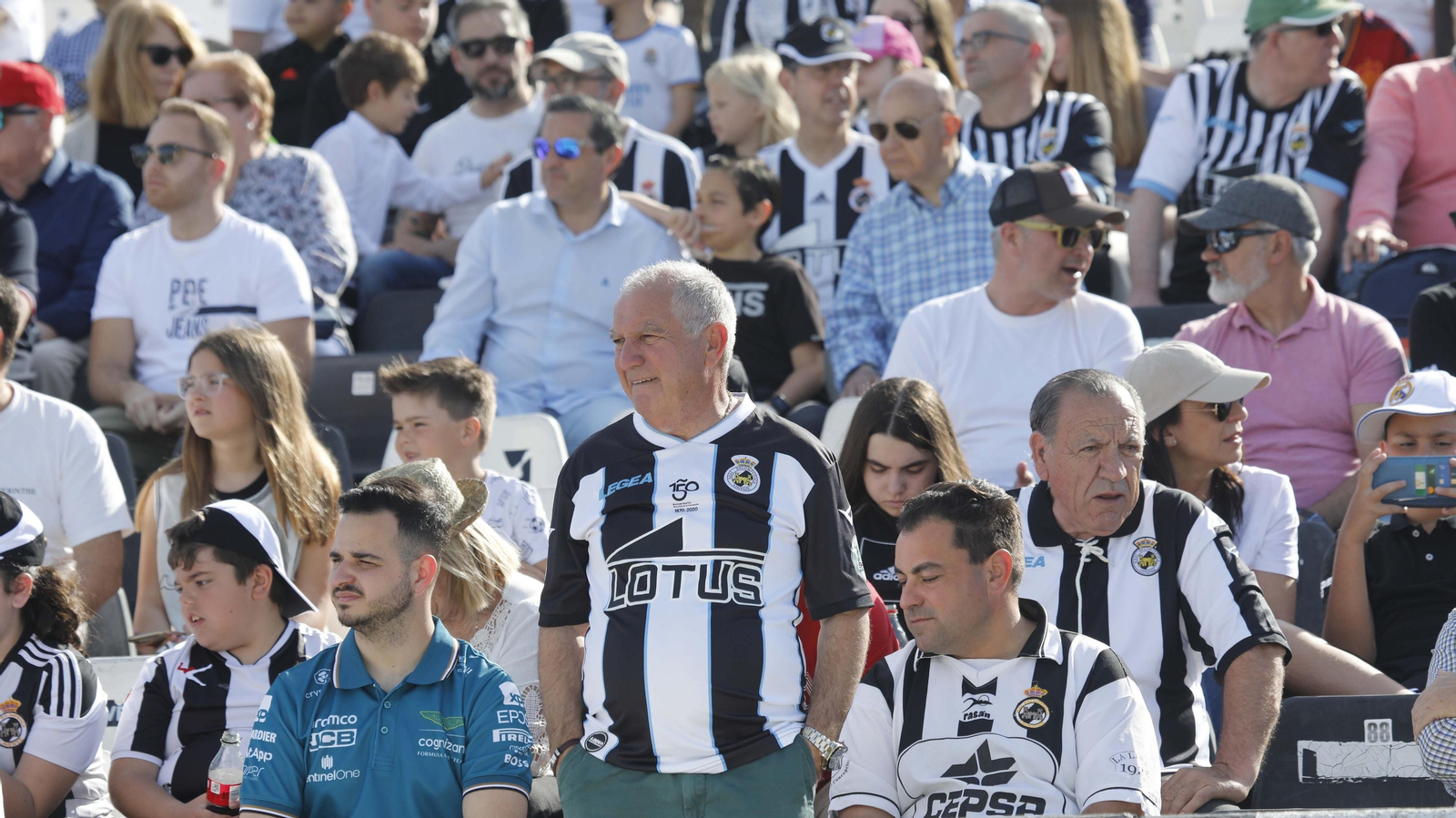 Fotos de la afición durante el encuentro de la Balona - Real Madrid Castilla