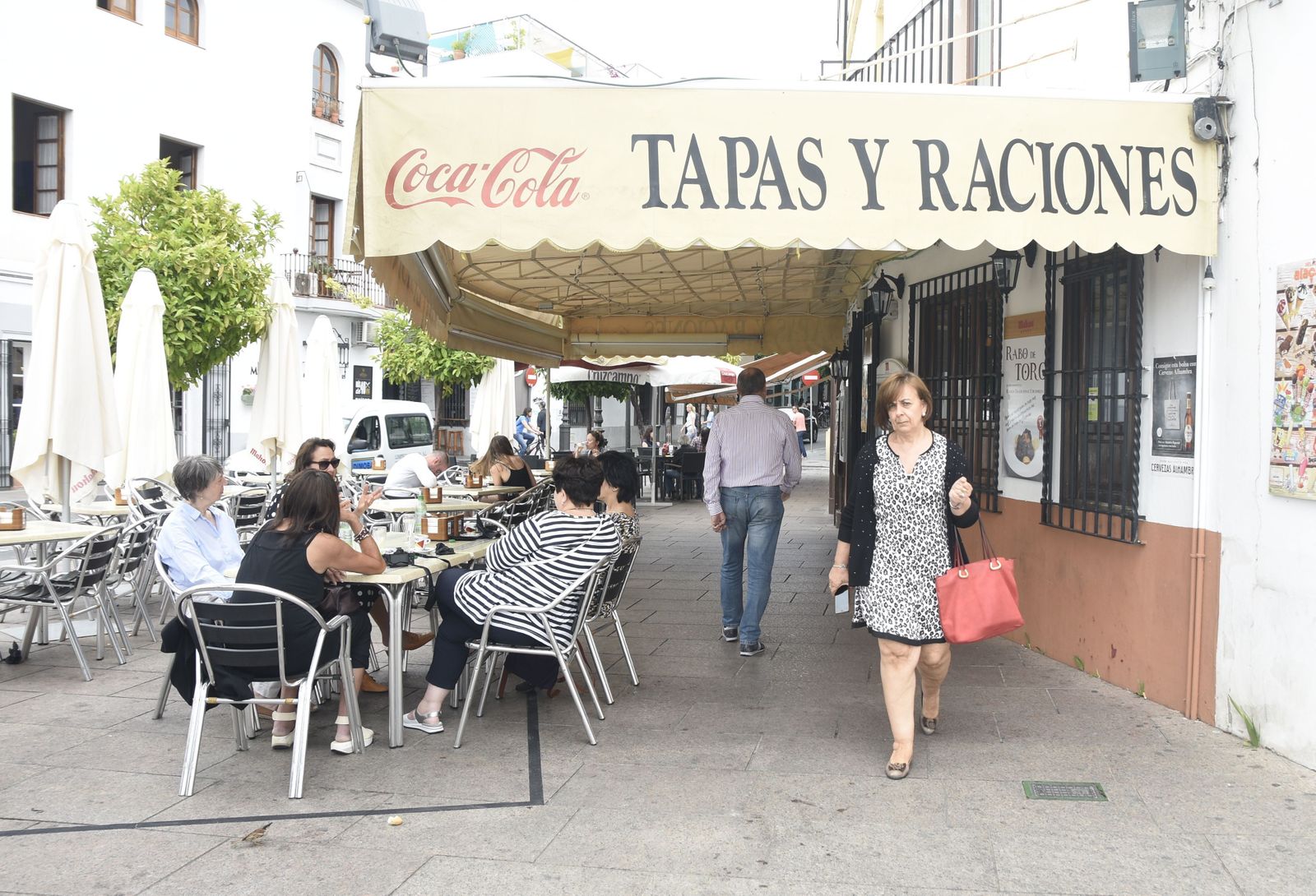 Varias personas, antes de la pandemia, en una de las terrazas de la Cruz del Rastro.