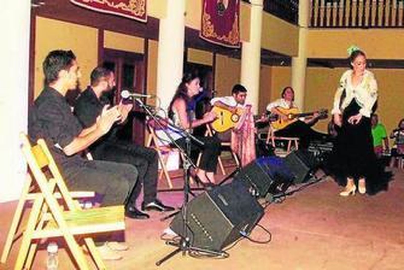 Sonia Miranda al cante junto al grupo que la acompaña e Isabel Guirado.