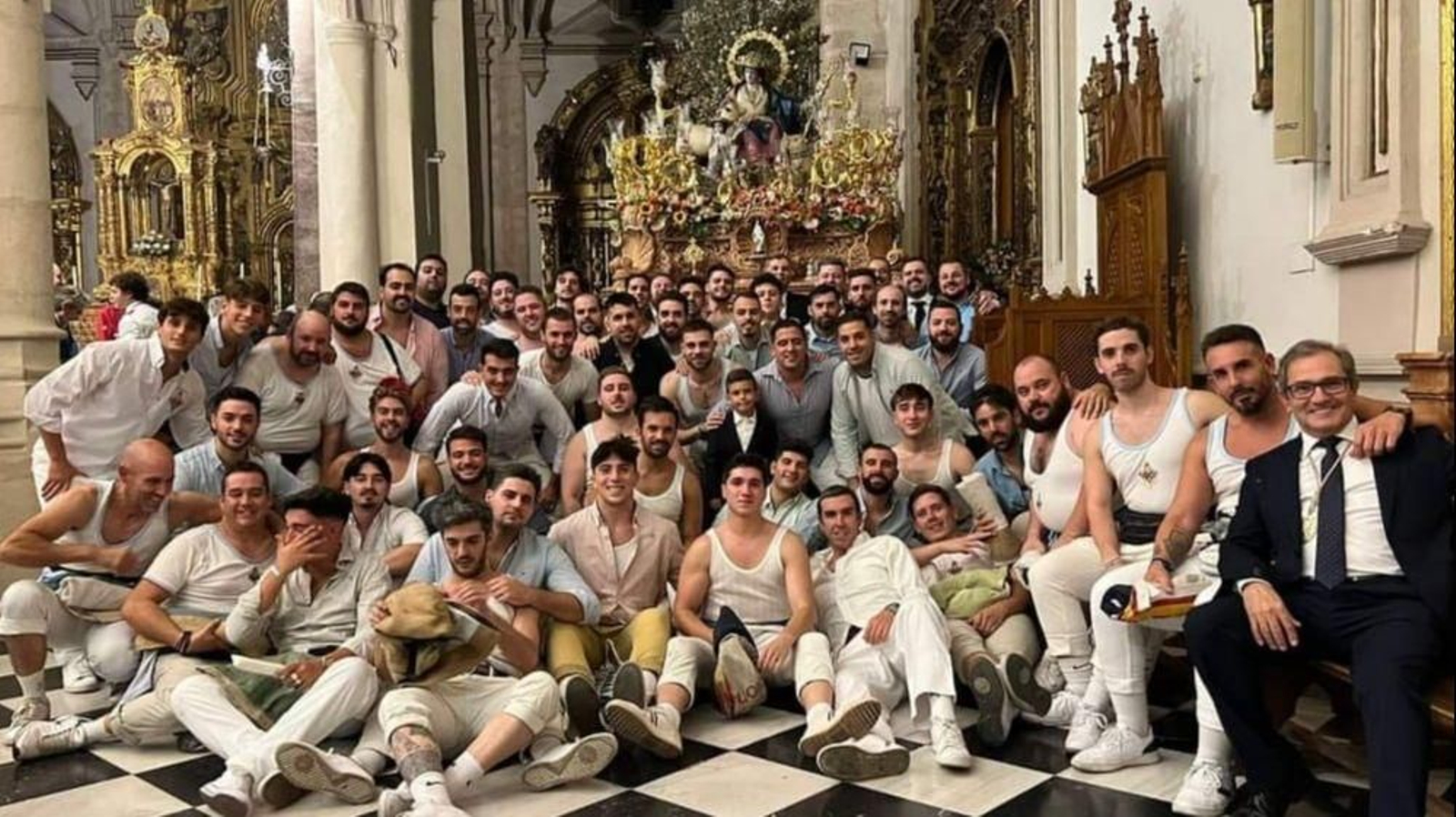 Cuadrilla de costaleros de la Divina Pastora de las Almas.