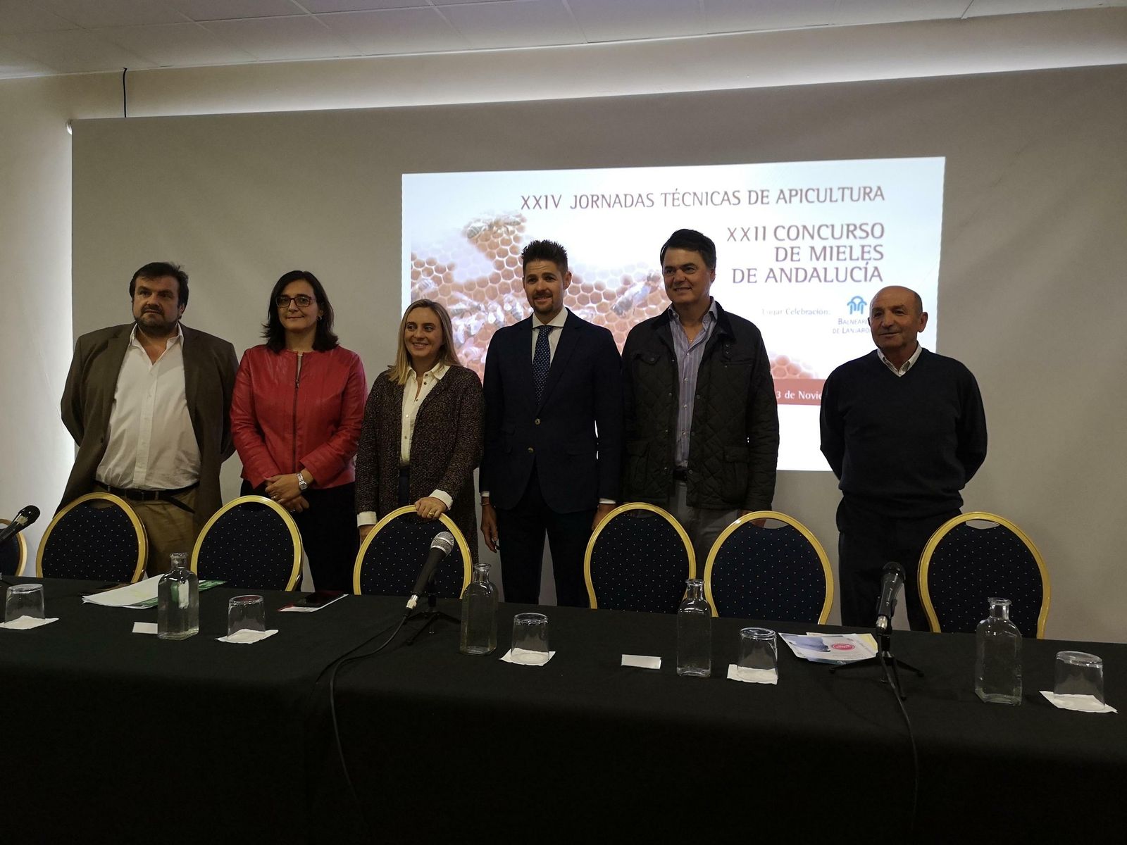 Representantes institucionales en la inauguración de las jornadas de apicultura.