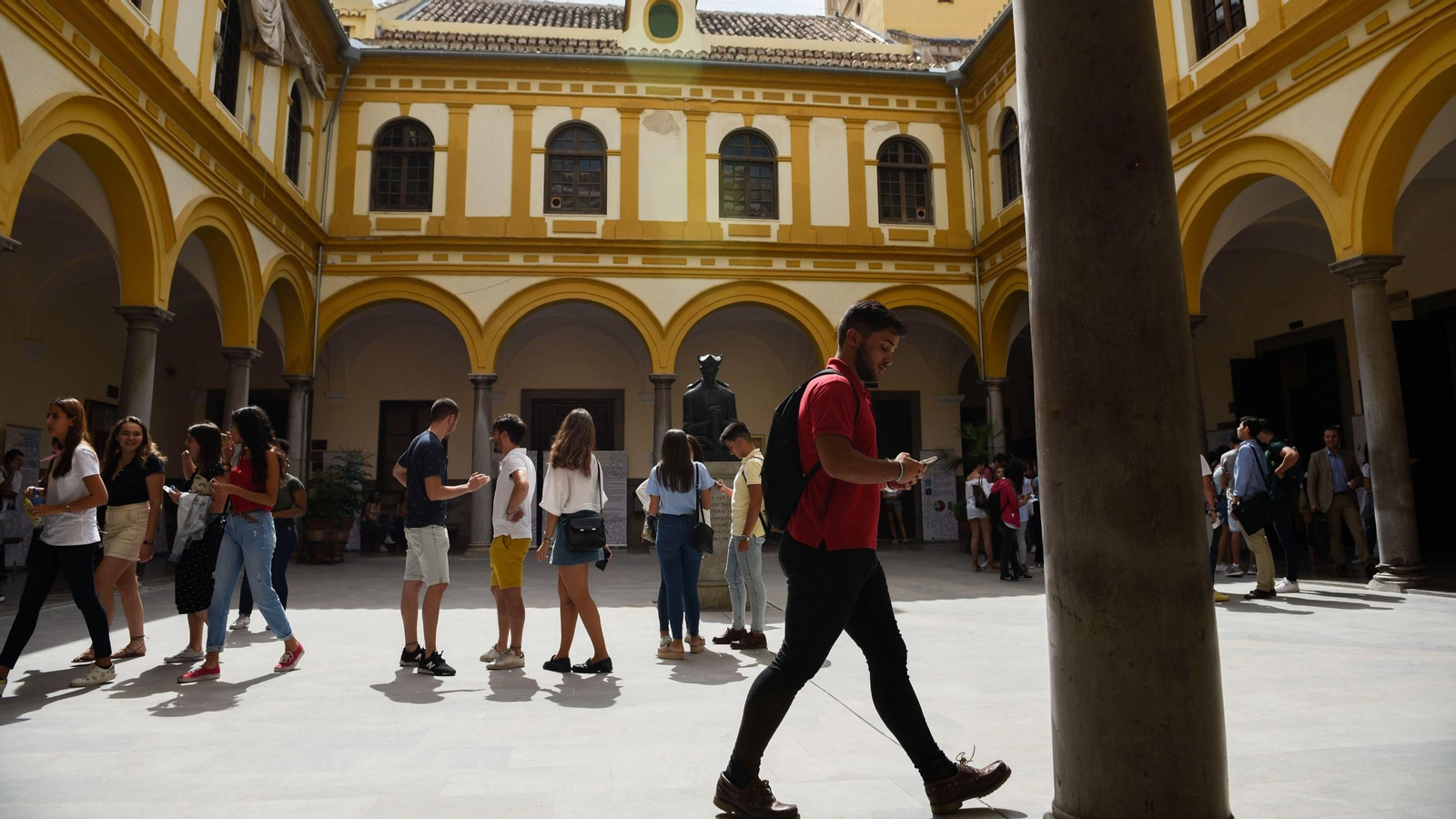 Varias personas en la Universidad de Granada en una imagen de archivo