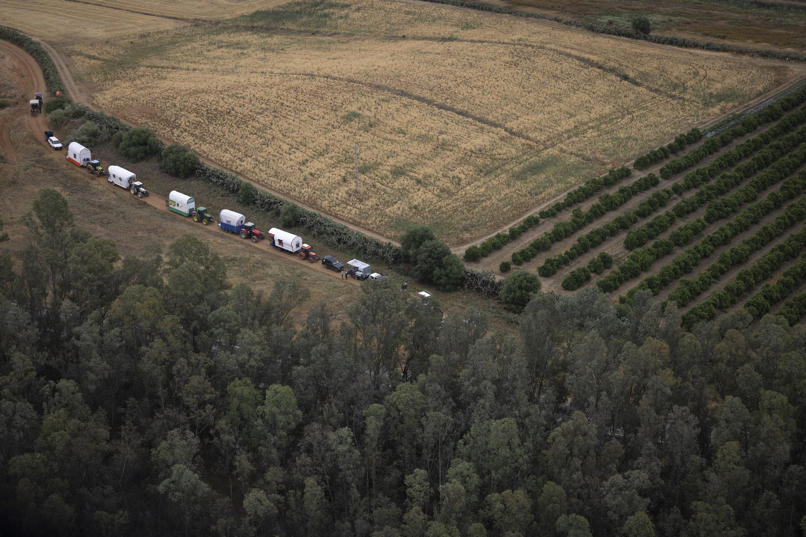 Las impresionantes fotos del camino del Rocío, desde el helicóptero de la Guardia Civil