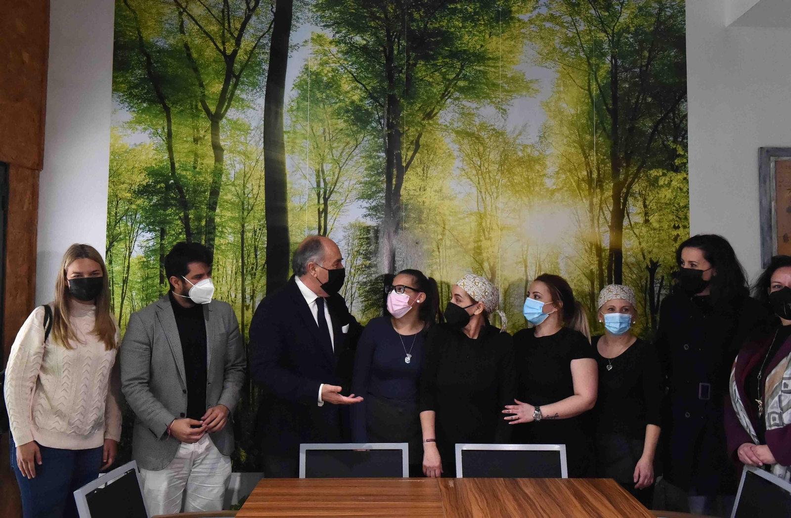 Landaluce, con trabajadores de Gastronuba, nuevo establecimiento en la zona.