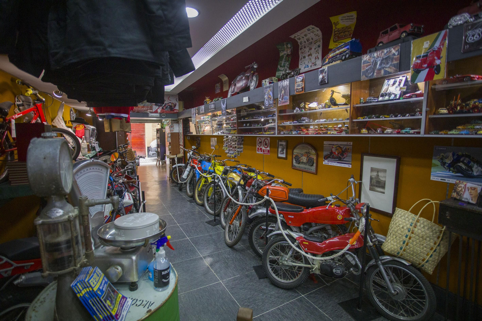 Así es el bar Pelayo-Hecho en Cádiz, un museo del buen comer y el motor