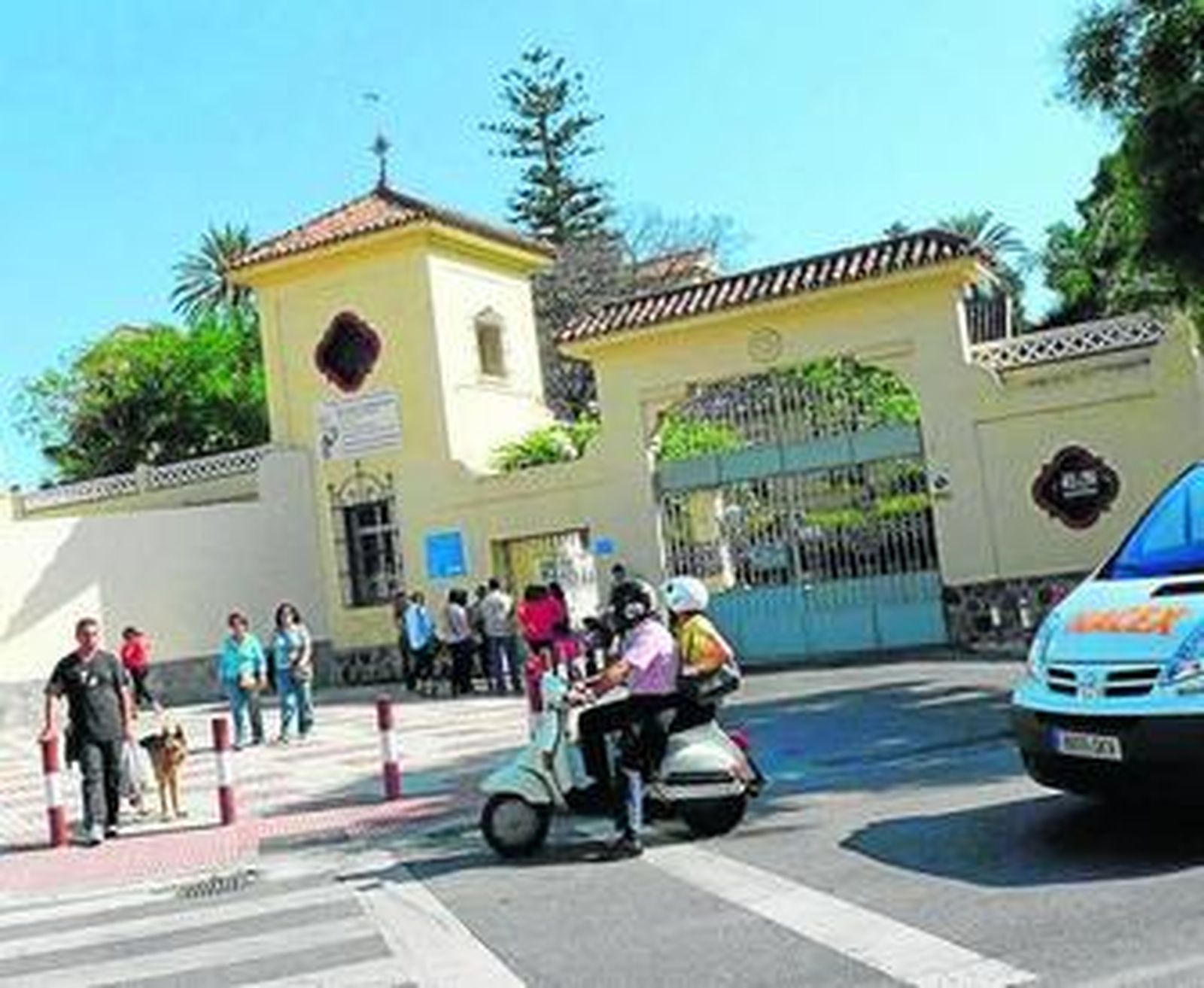 Una decena de padres esperan en la puerta del colegio Gamarra para entrevistarse con la dirección, ayer.