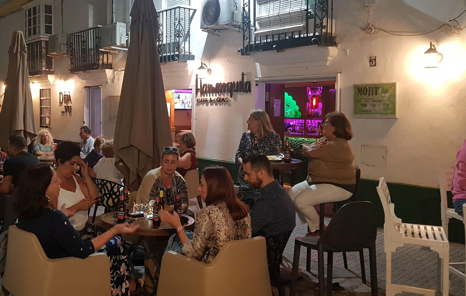 El bar de copas La Flamenquita que ofrece comida ahora, en la calle Las Cortes.