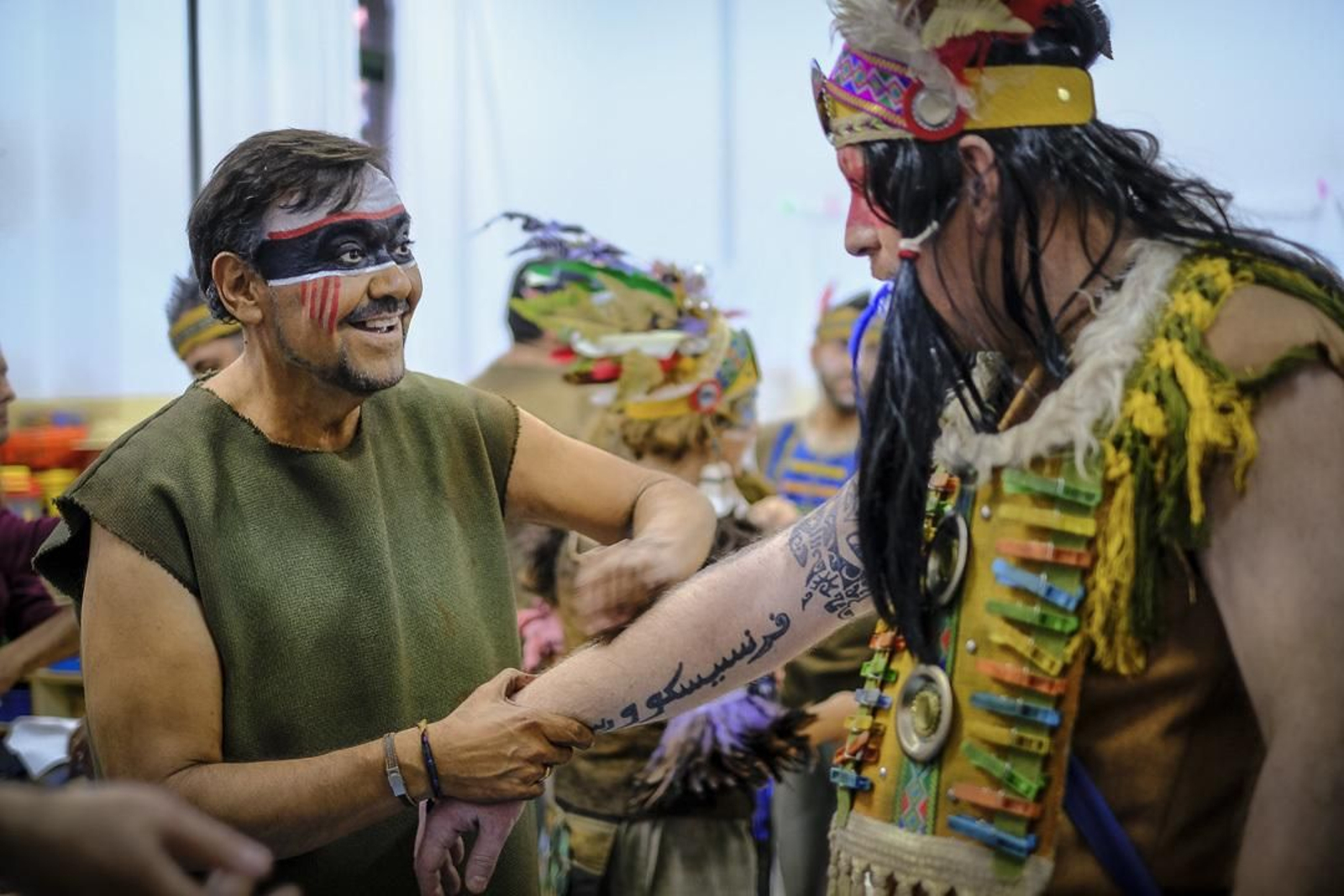 El coro 'Gran reserva' preparándose antes de acudir al teatro.