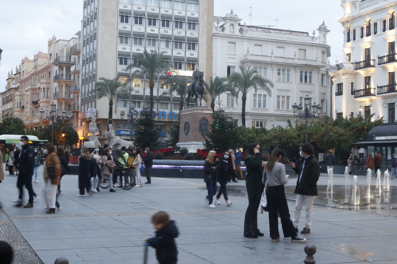 Varias personas pasean por el Centro de Córdoba.